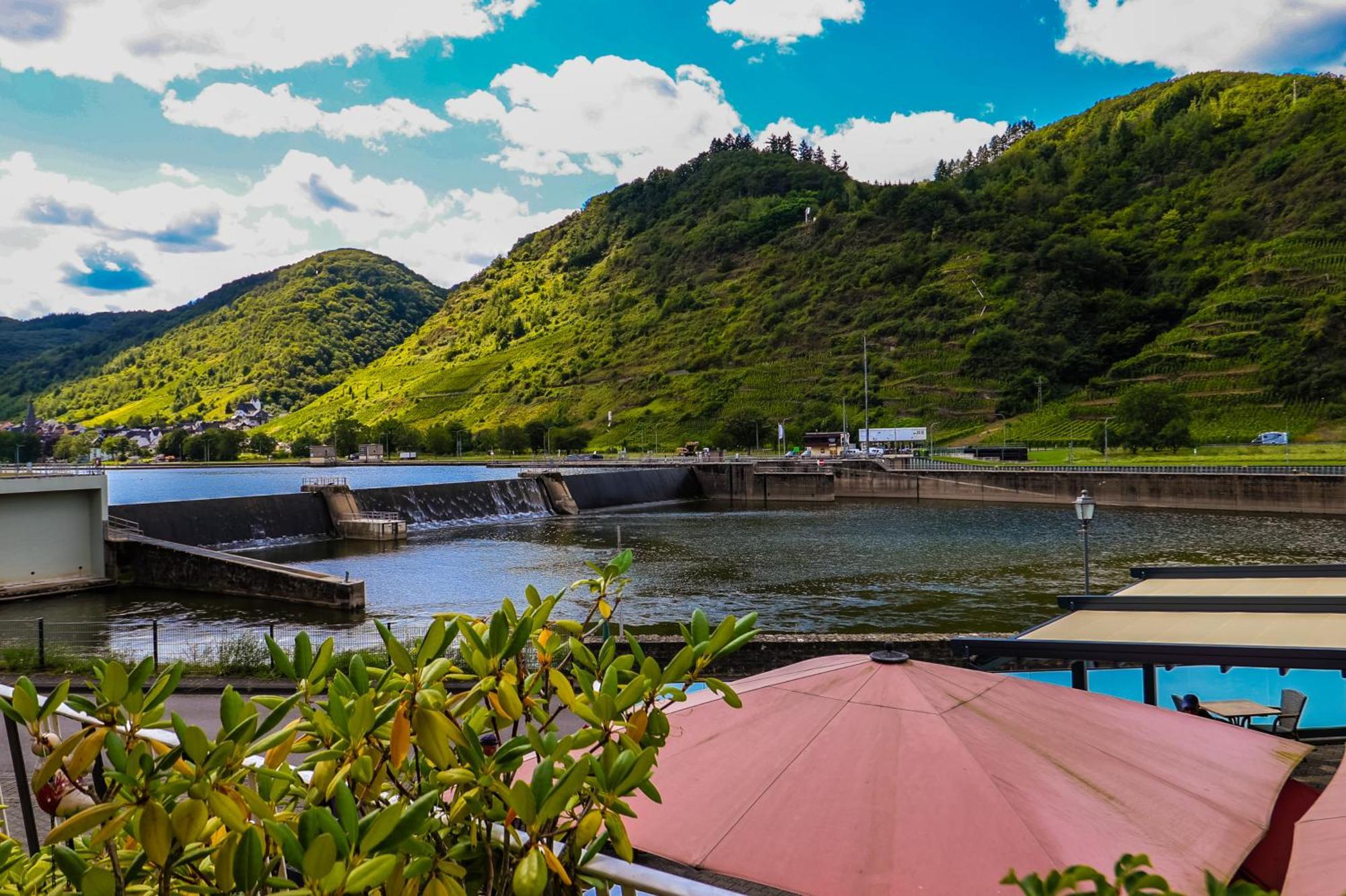 Exklusive Moselidylle: Fewo Mit Traumhaftem Staustufenblick, Netflix, Terrasse Neef Luaran gambar